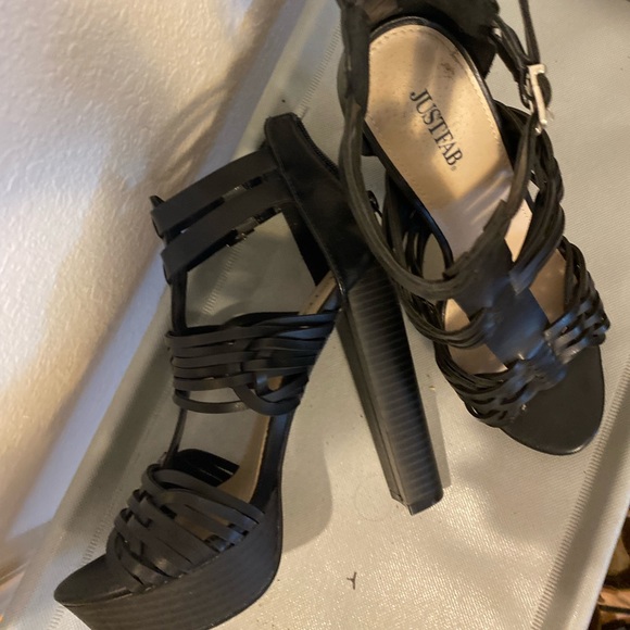 Size 7 black woman’s heels - Picture 4 of 5